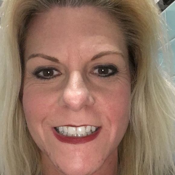 Profile Picture of Renee Bailey (@reneebailey1970) on Poshmark