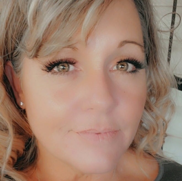 Profile Picture of April Mascoe (@aprilmascoe) on Poshmark