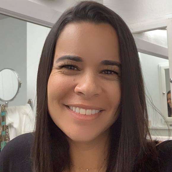 Profile Picture of Vanessa Schwingel (@vanemeneses) on Poshmark