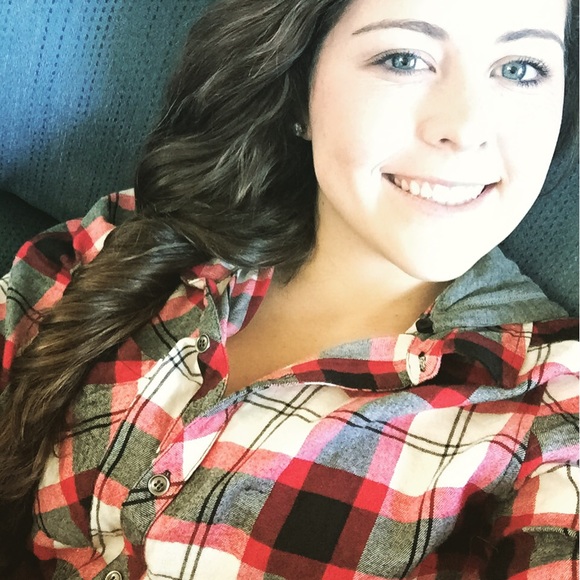 Profile Picture of Rebecca Schneider (@becca_schneider) on Poshmark