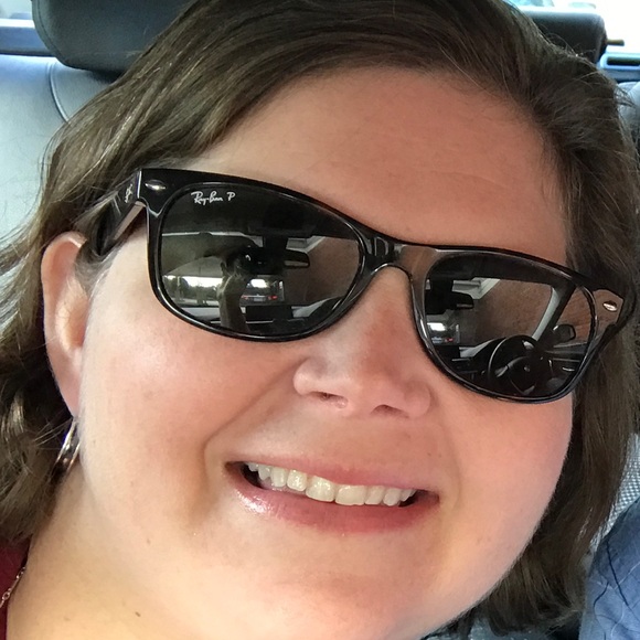 Profile Picture of Amanda Keefer (@akeefer22) on Poshmark