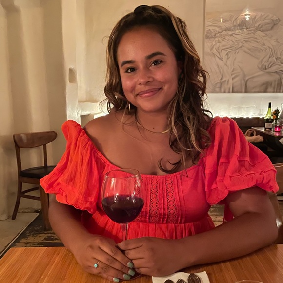 Profile Picture of Aileena Roberts (@aileenaroberts) on Poshmark