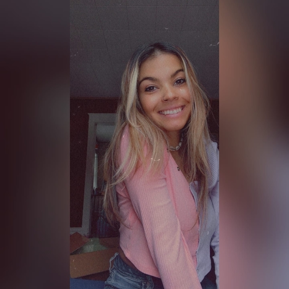 Profile Picture of Carolina Hugus (@carolina1472) on Poshmark