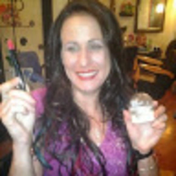 Profile Picture of Shannon Gallagher (@shannongalla269) on Poshmark
