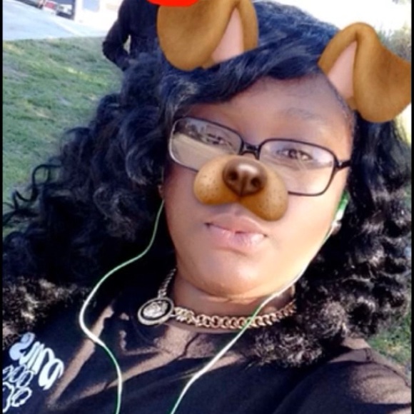 Profile Picture of Kendreonna Daniels (@kd2001) on Poshmark
