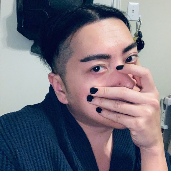 Profile Picture of Dewey Nguyen (@windowbluues) on Poshmark