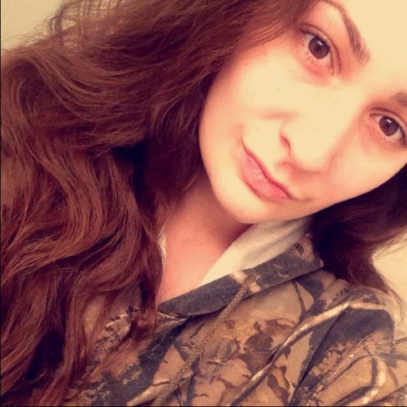 Profile Picture of Haley Bertrand (@hb25) on Poshmark