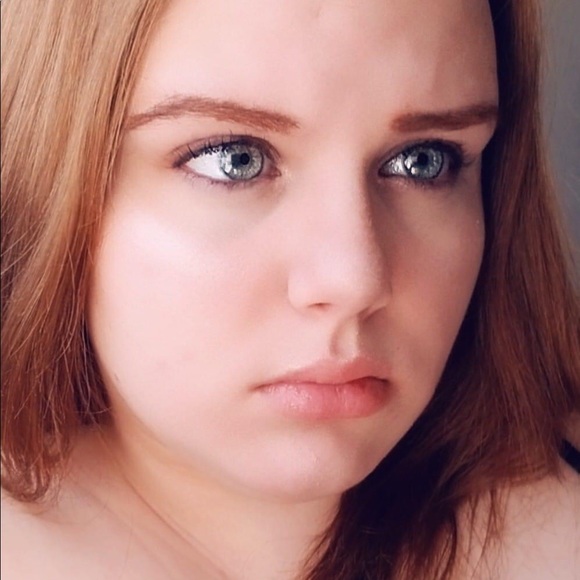 Profile Picture of Elizabeth Hiscock (@summisfit) on Poshmark