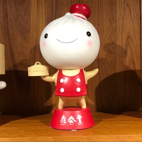 Profile Picture of Nicole Buenzli (@buenzlin) on Poshmark