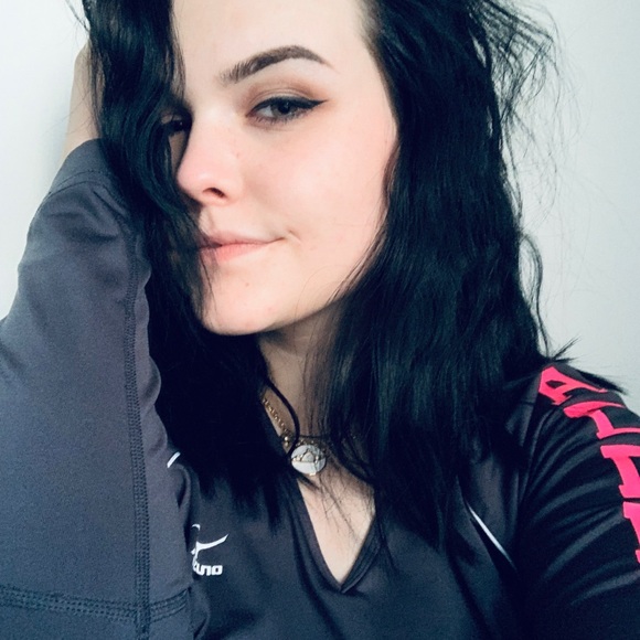 Profile Picture of Miranda Yates (@miranda_yates) on Poshmark