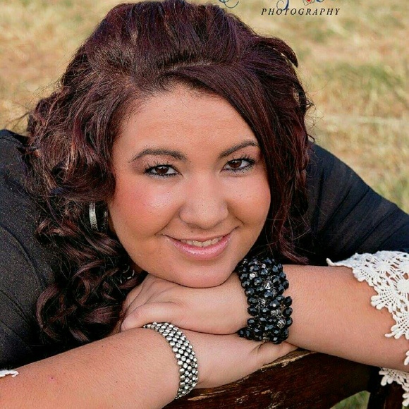 Profile Picture of Kaylea Harness (@kayleaharness) on Poshmark