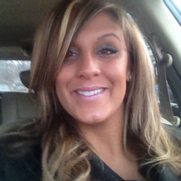 Profile Picture of Amanda Batchelder (@amandalee71286) on Poshmark