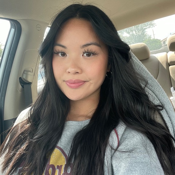 Profile Picture of Tina Trinh (@thetcloset) on Poshmark