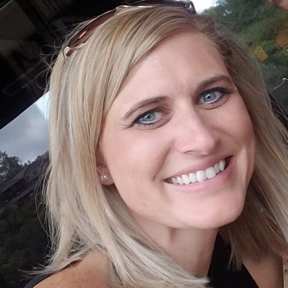 Profile Picture of Amber Featherstone (@afeatherstone11) on Poshmark