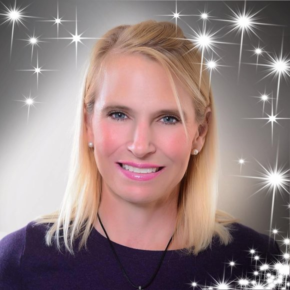 Profile Picture of Jenifer Cox (@jenifercox11) on Poshmark