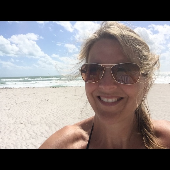 Profile Picture of Lisa Benkarski (@lisab7416) on Poshmark