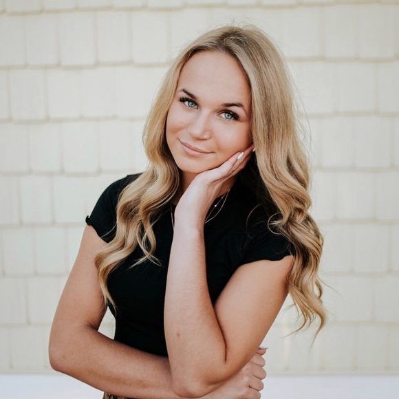 Profile Picture of Paige Heemstra (@paigeheemstra) on Poshmark