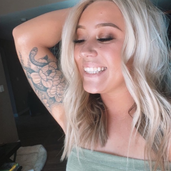 Destiny Kulesh - Poshmark Profile Picture of Destiny Kulesh (@destinykulesh) on Poshmark