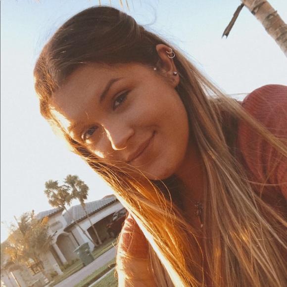 Profile Picture of Victoria Holbrook (@vholbrook399) on Poshmark