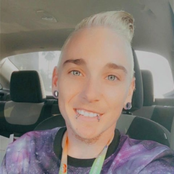 Profile Picture of Jessy Blong (@jessyblong) on Poshmark