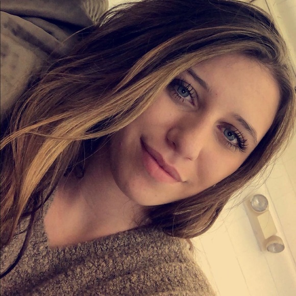 Profile Picture of Tabitha Fowler (@tabithaf582) on Poshmark