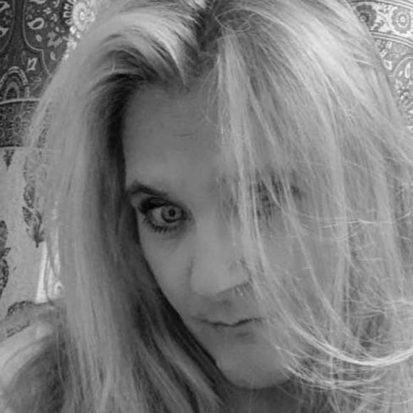 Profile Picture of Dawn Rella (@mommydee2) on Poshmark