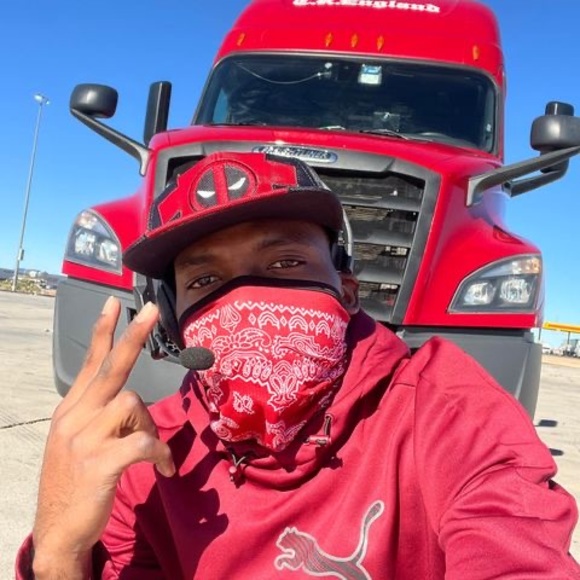 Profile Picture of Benji Giver (@benjigiver) on Poshmark