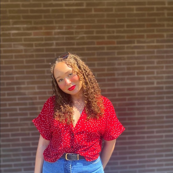 Profile Picture of Cassandra Augustine (@caassandrraa) on Poshmark