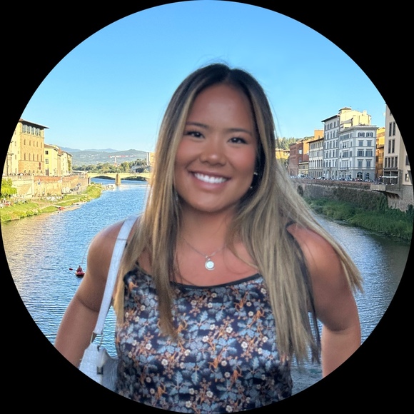 Profile Picture of Ellie Birnbaum (@ellbirnbaum5) on Poshmark