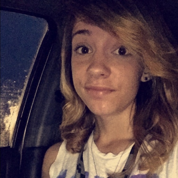 Profile Picture of Emily Covey (@emily_flora) on Poshmark