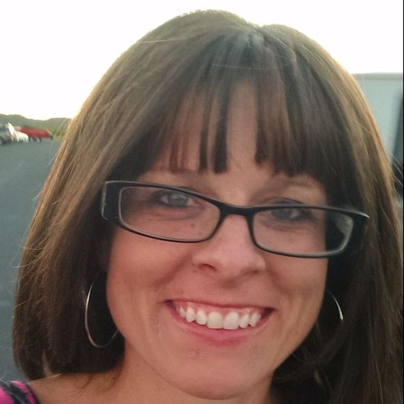 Profile Picture of Leah Dahling (@mrstoe) on Poshmark