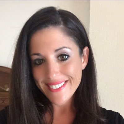 Profile Picture of Lori C (@LoriCastrone) on Twitter