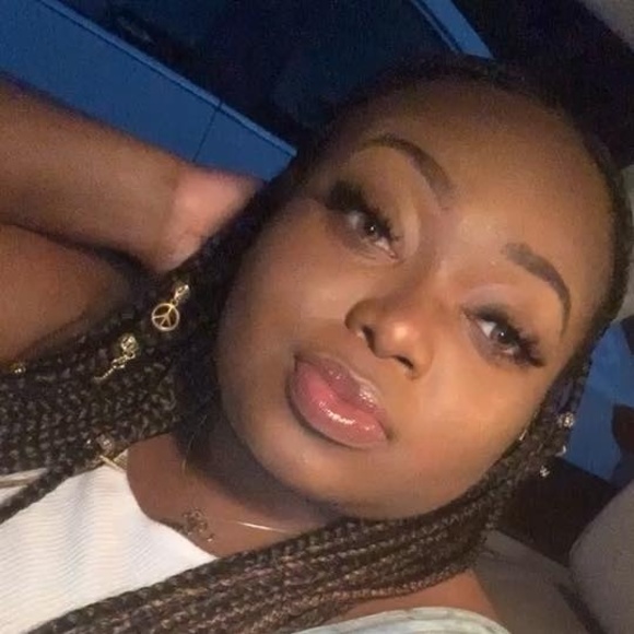 Profile Picture of Kassi Smith (@kassi2sweet) on Poshmark