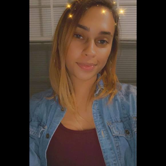 Profile Picture of Taylor Locklear (@taymichelle36) on Poshmark