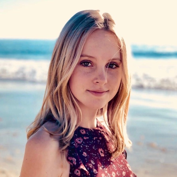 Profile Picture of Emily Sinton (@emilysita) on Poshmark