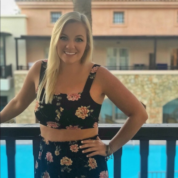 Profile Picture of Ashley Charnock (@ashleycharnock) on Poshmark