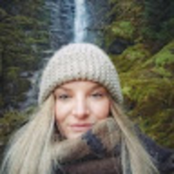 Profile Picture of Paulette Vriesen (@vpauliev) on Poshmark