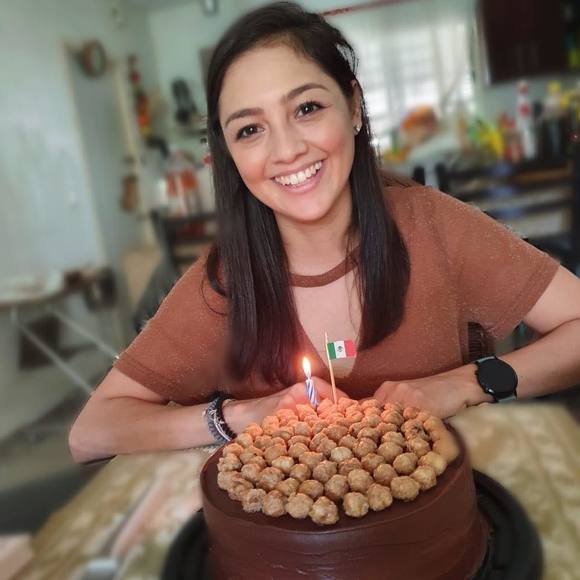 Profile Picture of Paulina Esquivel (@paulinaec) on Poshmark