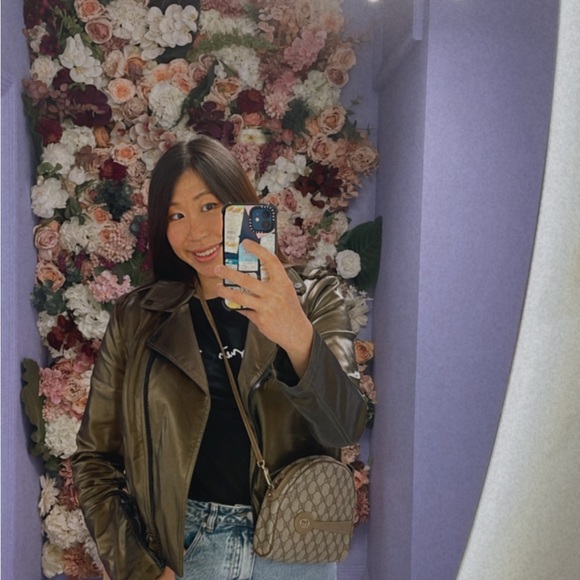 Profile Picture of Dora Wong (@wingyin888hk) on Poshmark