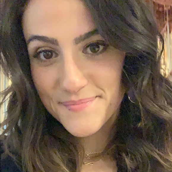 Daniella Fioretti - Poshmark Profile Picture of Daniella Fioretti (@dnfioretti19) on Poshmark