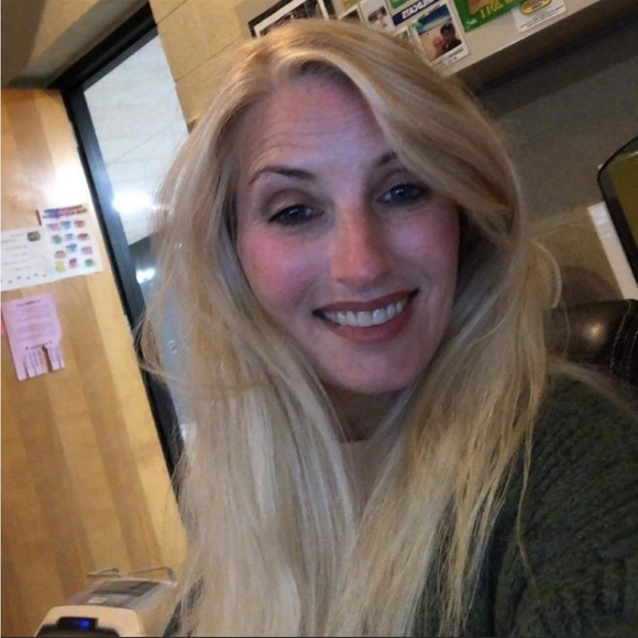 Profile Picture of Carrie Guzinski (@carrieannn779) on Poshmark