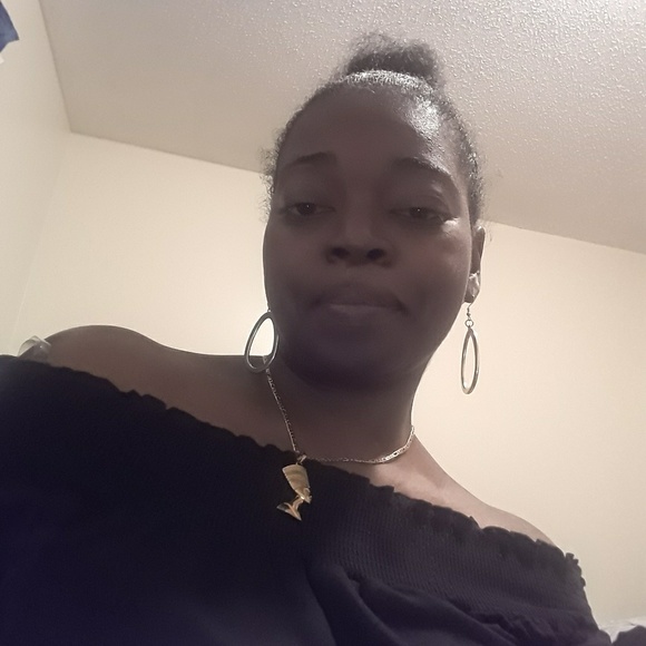 Profile Picture of Lora Hampton (@lhampton07) on Poshmark