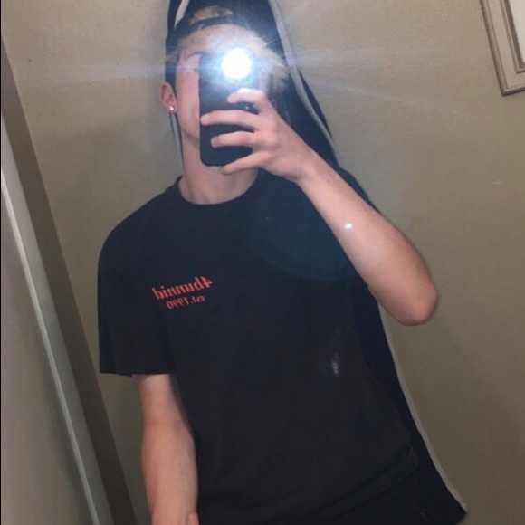 Profile Picture of Gavin Floreth (@yung333nmoney) on Poshmark