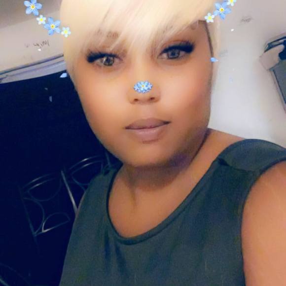 Profile Picture of Tasheanna Robinson (@tasheanar) on Poshmark