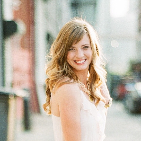 Profile Picture of Ashley Monogue (@ashlamonogue) on Poshmark