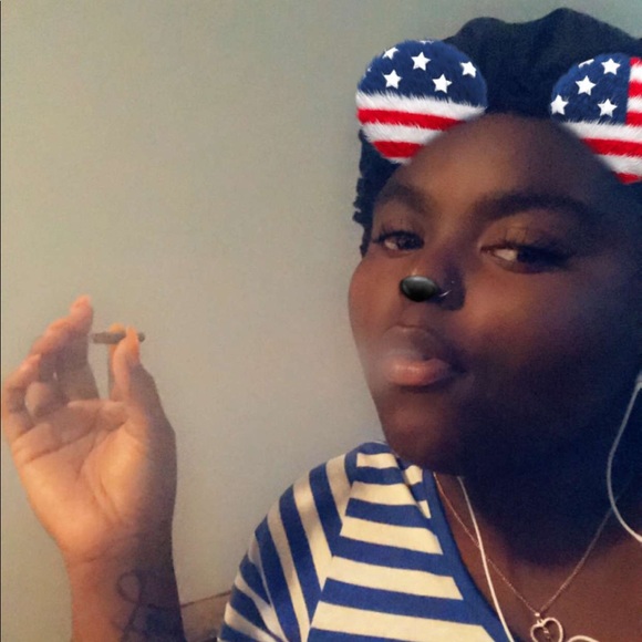 Ariante Drawsand - Poshmark Profile Picture of Ariante Drawsand (@laddy33) on Poshmark