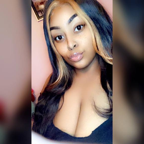 Profile Picture of Adreyann Bahks (@adrianbox93) on Poshmark