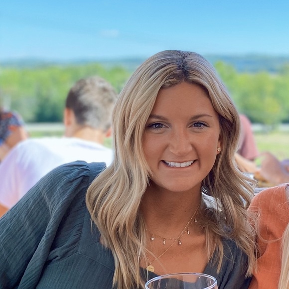 Profile Picture of Hannah Jacobsmeyer (@hjacobsmeyer) on Poshmark