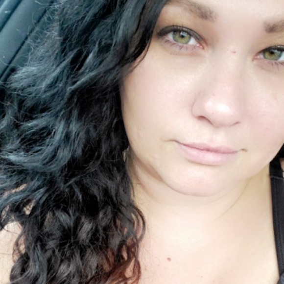 Profile Picture of Julie Derdavus (@juliederdadavis) on Poshmark