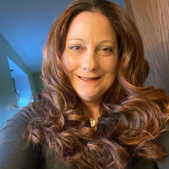 Profile Picture of Chrissy Gee (@chrissyg1175) on Poshmark